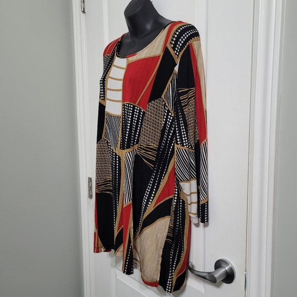 Abstract Patterned Women's Top - Picture 3 of 10